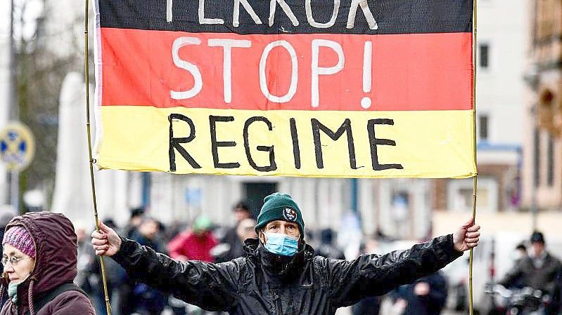 Ein Teilnehmer einer Demonstration gegen die aktuelle Corona-Politik in Berlin. Foto: Fabian Sommer/dpa