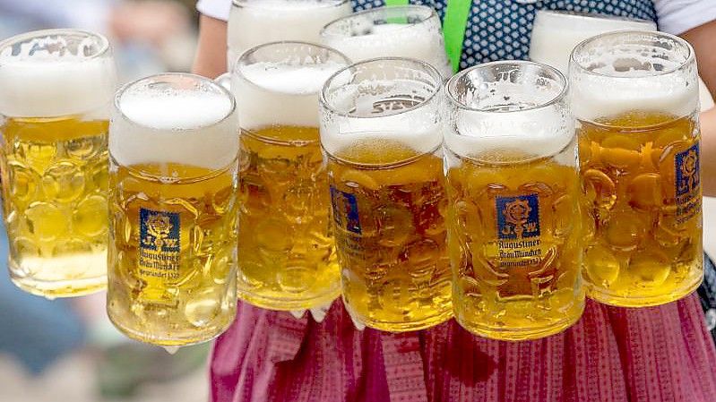 Biergenuss wie hier auf einem Volksfest in Oberbayern - das gab es seit Pandemiebeginn nur selten. Foto: Peter Kneffel/dpa