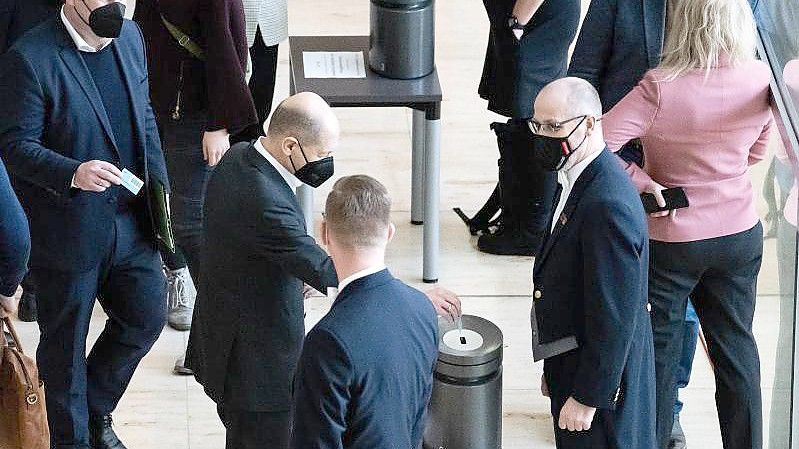 Bundeskanzler Olaf Scholz gibt bei der namentlichen Abstimmung über die Verlängerung des Bundeswehreinsatzes im Irak seine Stimmkarte ab. Foto: Bernd von Jutrczenka/dpa