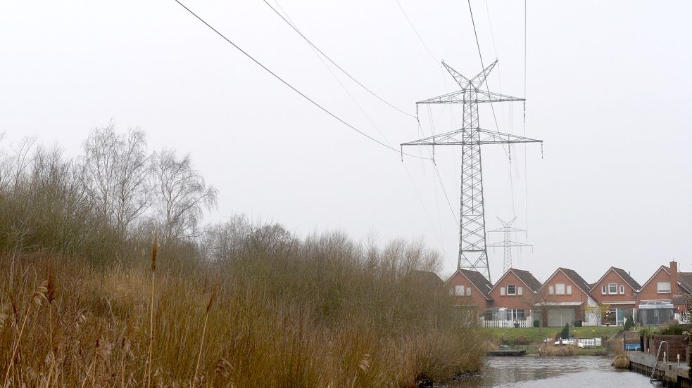 Die Hochspannungsleitungen in Timmel werden jetzt verschwinden. Fotos: Fäustel