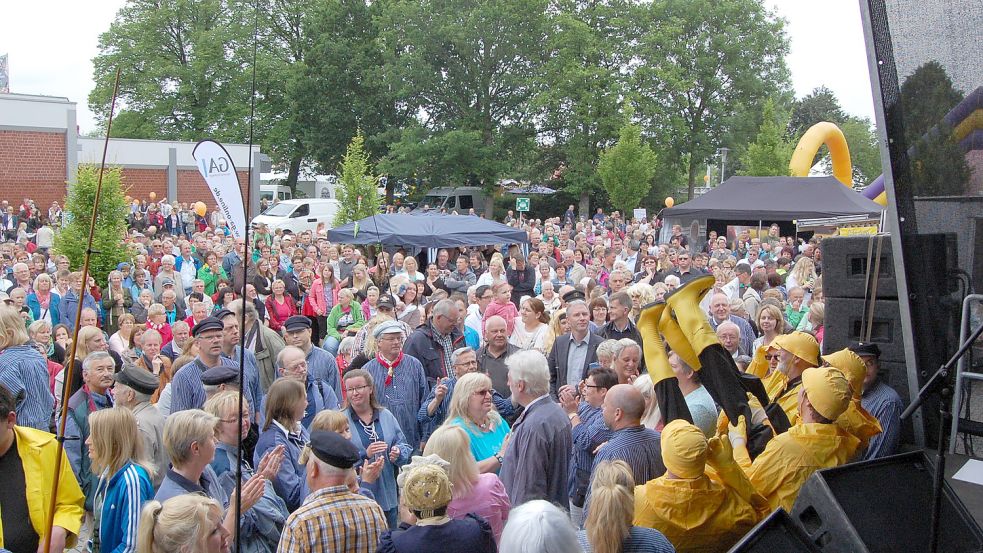 Super Stimmung an mehreren Bühnen und drumherum: So kennt man das Rhauderfehn Rathausfest. Foto: Archiv