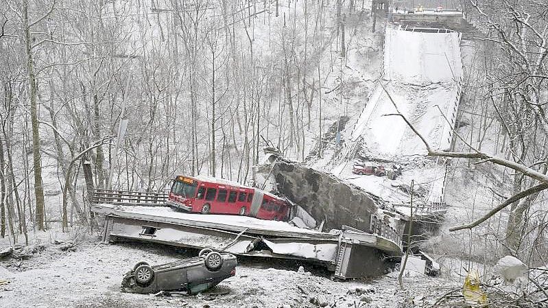 Ein Bus der Hafenbehörde auf der zusammengebrochenen Brücke in Pittsburgh. Foto: Gene J. Puskar/AP/dpa