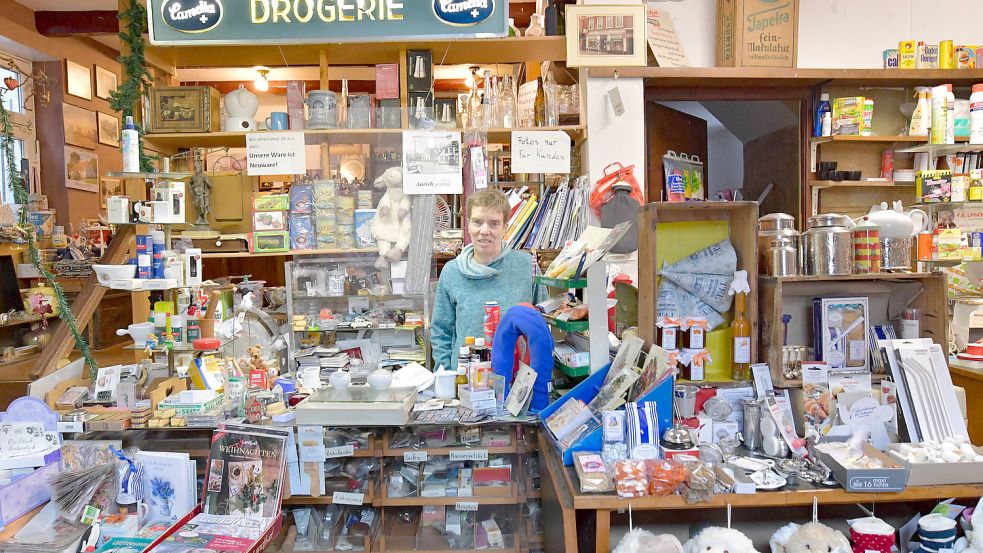 Almuth Maaß hält die Tradition der Drogerien in Ostfriesland noch hoch. Ihr Geschäft in der Auricher Innenstadt ist 166 Jahre alt. Sie betreibt es in vierter Familiengeneration. Foto: Ortgies