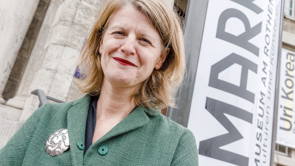 Barbara Plankensteiner, Direktorin des Museum am Rothenbaum Kulturen und Künste der Welt (MARKK), ehemals Völkerkundemuseum, vor dem Museum in Hamburg. Foto: dpa