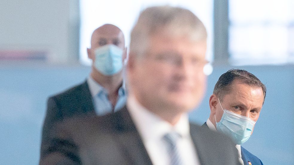 Jörg Meuthen (Mitte) ist in seiner Rolle als AfD-Bundessprecher zunehmend verblasst. Er ist jetzt aus der Partei ausgetreten. Rechts hinter ihm ist der – noch amtierende – AfD-Bundessprecher Tino Chrupalla zu sehen. Foto: Nietfeld/dpa