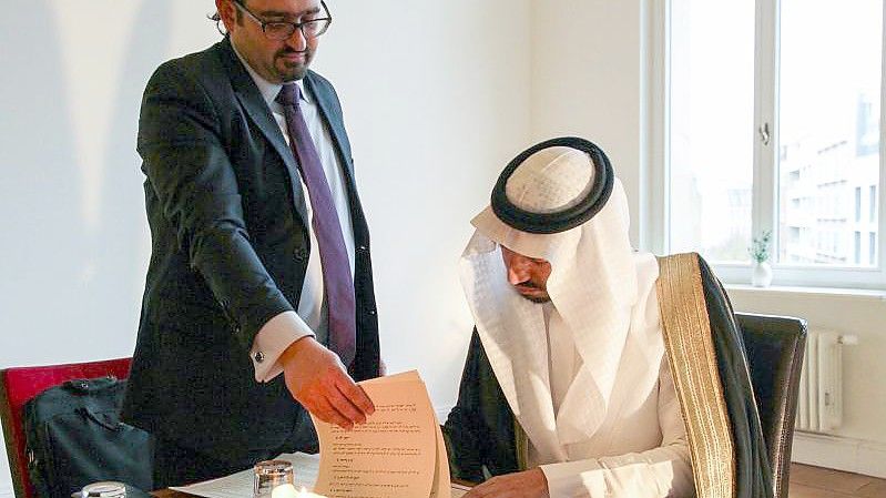 Prinz Mulham al-Schibli vom Fawara-Stamm aus Syrien beim Unterzeichnen des „Verhaltenskodex für ein syrisches Zusammenleben“, der deutsch-syrische Verfassungsrechtler Naseef Naeem assistiert. Foto: -/Council of the Syrian Charter/dpa