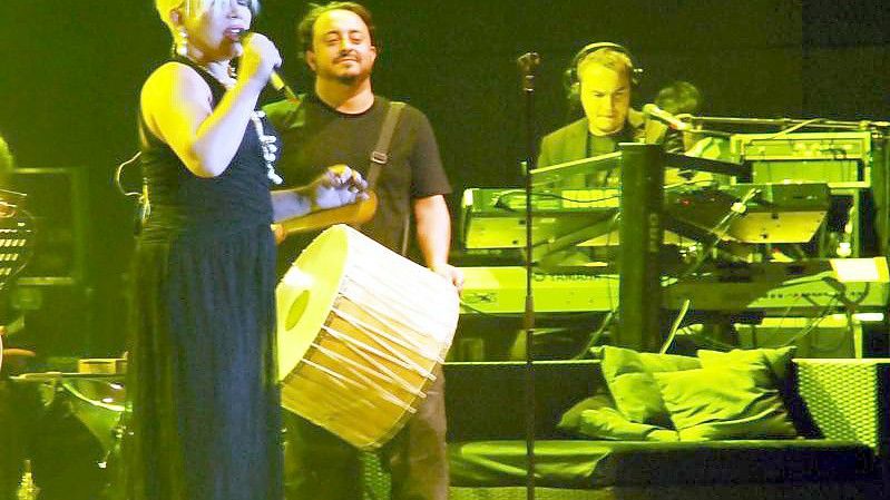 Die türkische Sängerin Sezen Aksu bei einem Konzert in Berlin 2009. Foto: Mesut Hastürk/dpa