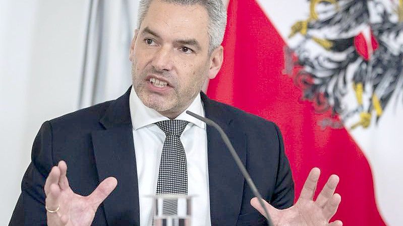 Karl Nehammer (ÖVP), Bundeskanzler von Österreich, kündigt Lockerungen der Corona-Maßnahmen an. Foto: Lisa Leutner/AP/dpa