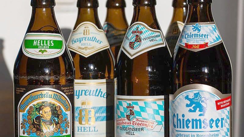 Schmeckt deutschlandweit gut: verschiedene Helle Biere aus Bayern. Foto: Fernando Gutierrez-Juarez/dpa-Zentralbild/dpa