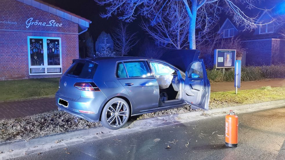 In Emden ist ein Auto gegen einen Baum gefahren. Foto: Feuerwehr Emden