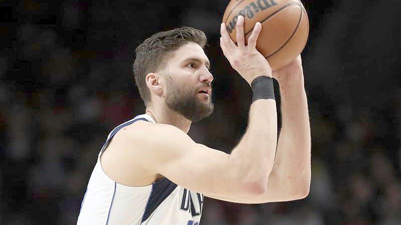 Dallas Mavericks Maxi Kleber nimmt einen Dreipunktewurf. Foto: Amanda Loman/FR171642 AP/dpa