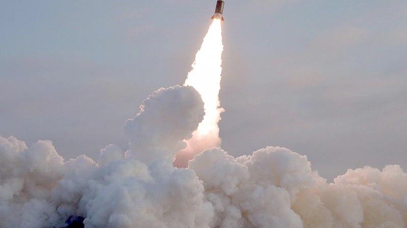Hat Nordkorea mit einem neuen Raketentest gegen UN-Resolutionen verstoßen?. Foto: //kcna/dpa