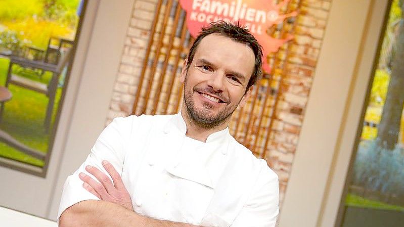 Fernsehkoch Steffen Henssler in der Studiokulisse der Sendung "Familien-Kochduell“. Foto: Marcus Brandt/dpa
