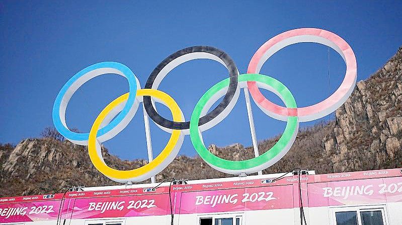 Die olympischen Ringe sind im Zielbereich im Nationalen Ski-Alpin-Zentrum angebracht. Foto: Michael Kappeler/dpa