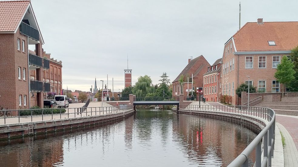 Von der Kesselschleuse kommend muss man noch drei hochklappbare Brücken – hier beim Roten Siel – passieren, um in den Delft zu gelangen. Foto: Hanssen/Archiv
