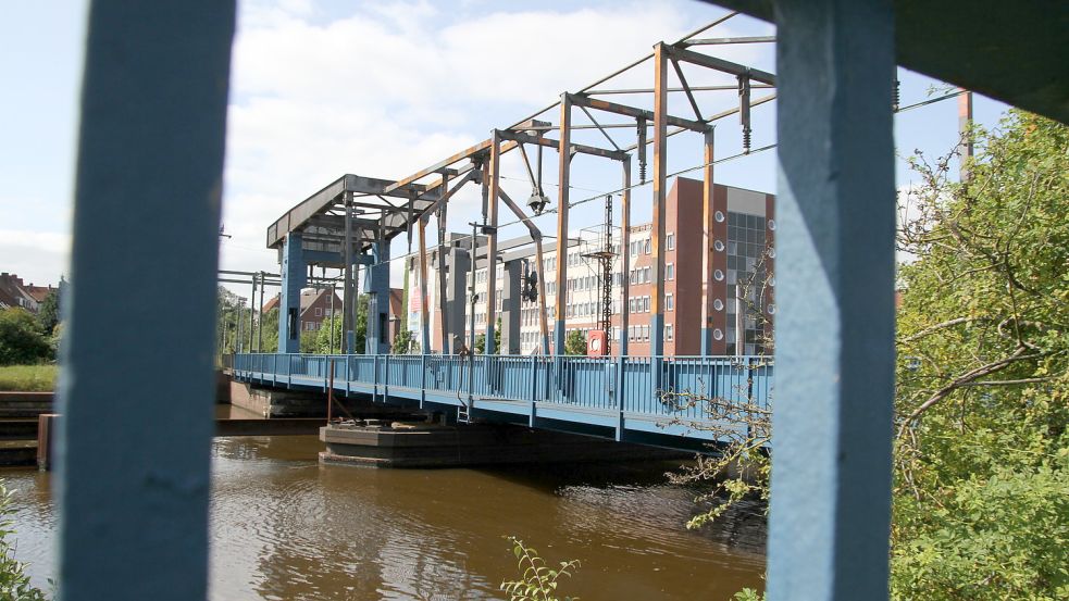 Der Knackpunkt für Besuche von Emden zu Wasser: die Eisenbahnbrücke. Foto: Päschel/Archiv