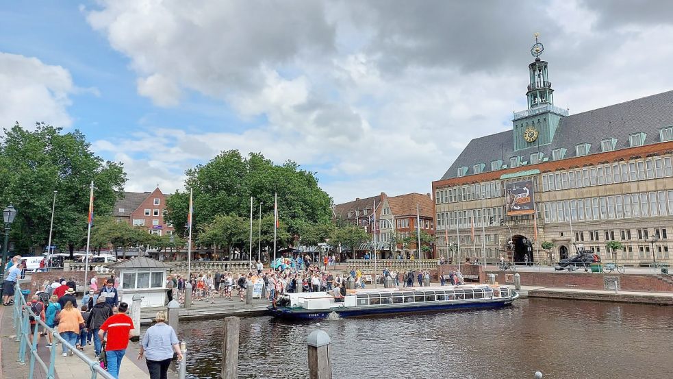 Der Besuch Emdens ist häufig mit einer Hafen- oder Grachtenrundfahrt verbunden. Auch in Corona-Zeiten sind diese sehr beliebt. Foto: Hanssen/Archiv