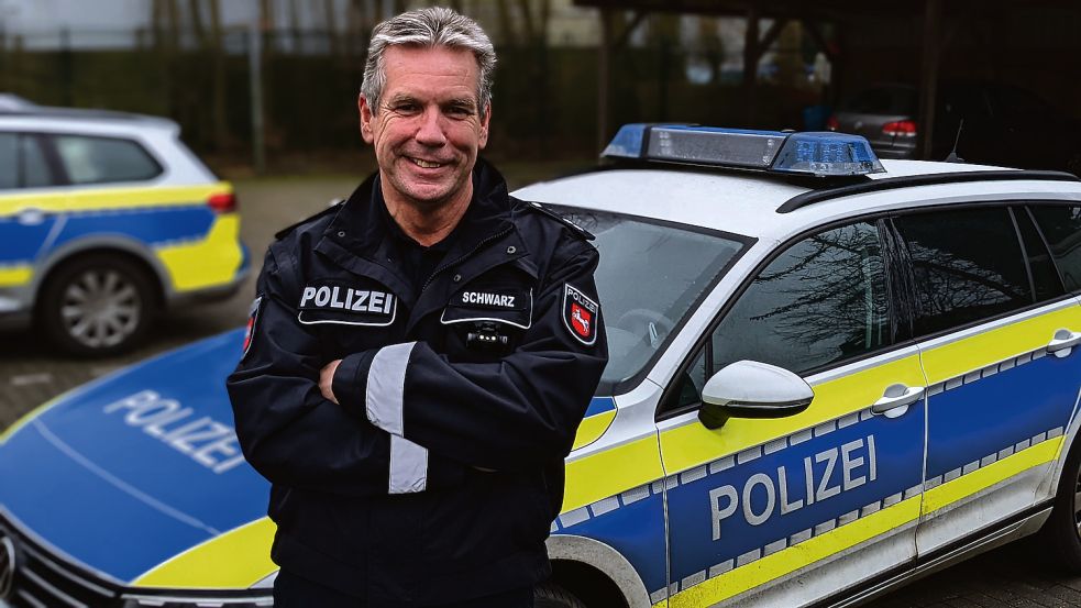 Polizei-Oberkommissar Uwe Schwarz mag seinen Beruf, auch nach 41 Jahren in Uniform noch. Foto: Homes