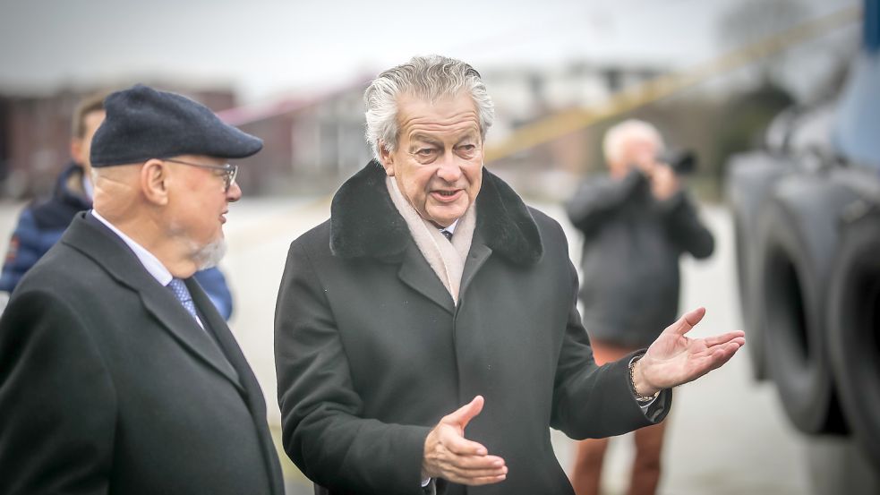 So kennt man ihn: Alfred Hartmann (links) fachsimpelt mit Schiebermütze auf dem Kopf mit Kommer Damen, Senior-Chef der Damen-Werften aus den Niederlanden. Foto: Cordsen/Archiv