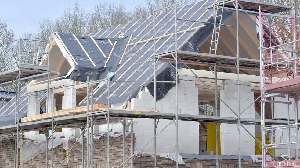 Viele Menschen wollen in Ostfriesland bauen. Das Foto zeigt Arbeiten im Baugebiet „Logabirumer Anger“. Foto: Ortgies/Archiv