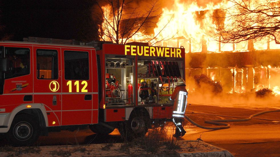 Feuerwehrmänner könne beim Großbrand bei Baustoffhandel Fritzen nichts mehr retten. Foto: Päschel/Archiv