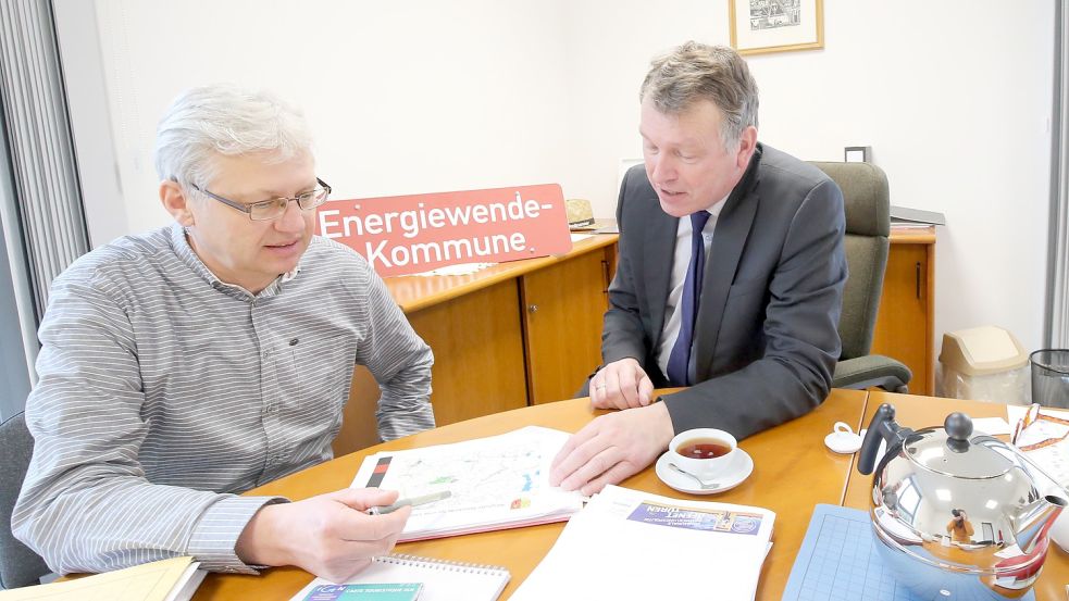 Wenn Friedhelm Saathoff (links) und Bürgermeister Arno Ulrichs über Solarenergie sprechen, reden sie auch von einem Gesamtkonzept.
