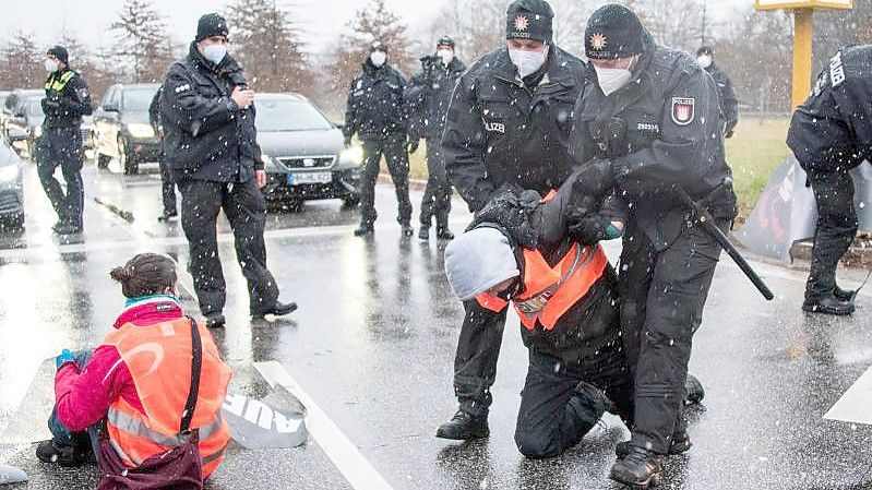 In Hamburg blockieren Aktivisten die Abfahrt der Autobahn 24 im Stadtteil Horn. Foto: Daniel Bockwoldt/dpa