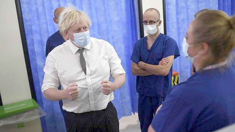 Boris Johnson bei einem Besuch in einem Krankenhaus in Northumberland. Foto: Peter Summers/POOL GETTY/AP/dpa