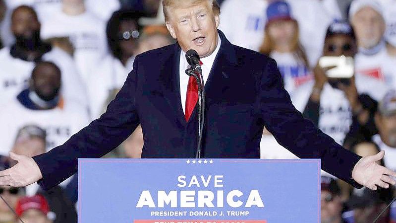 Der ehemalige Präsident Donald Trump spricht bei einer Kundgebung. Foto: Jason Fochtman/Houston Chronicle via AP/dpa