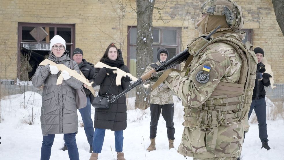 Anwohner trainieren den Umgang mit Waffen in der Nähe der Stadt Kiew mit Holzattrappen. Foto: Efrem Lukatsky/AP/dpa