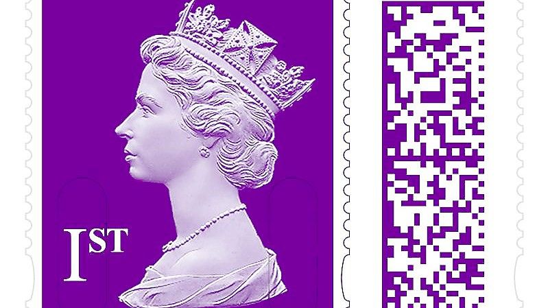 Eine der neuen Briefmarken an dem ein QR-Code angebracht ist. Mit den QR-Codes wird es künftig möglich sein Nachrichten, Videos und andere Informationen digital abzurufen. Foto: Royal Mail/PA Media/dpa