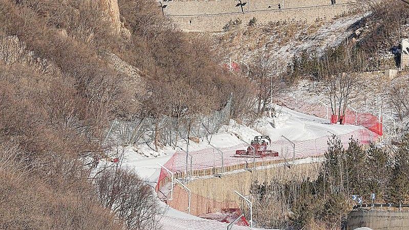 Eine Skipiste im Nationalen Ski-Alpin-Zentrum wird vorbereitet. Foto: Michael Kappeler/dpa