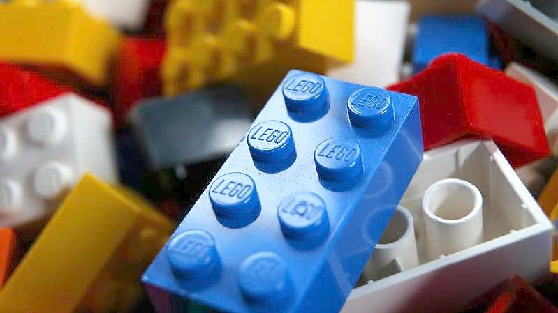 Bunte Lego-Steine. Foto: Karl-Josef Hildenbrand/dpa