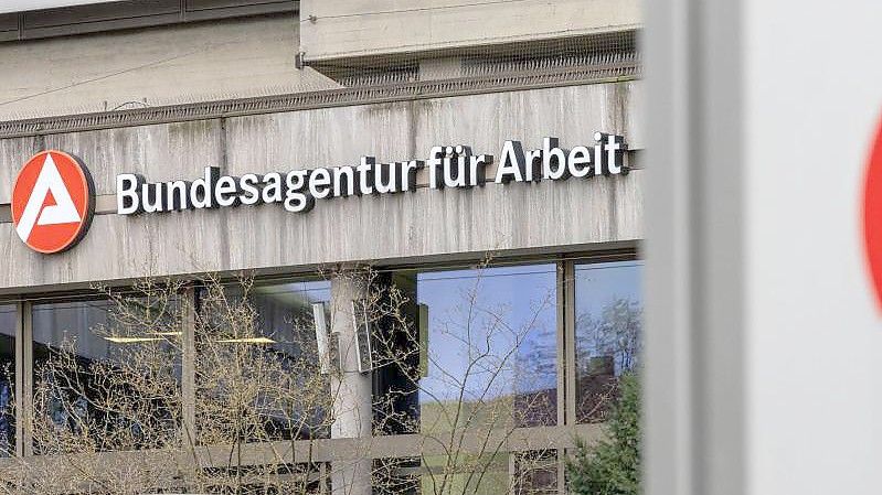 Außenansicht der Zentrale der Bundesagentur für Arbeit (BA). Die Zahl der Arbeitslosen in Deutschland ist im Januar saisonüblich gestiegen. Foto: Daniel Karmann/dpa
