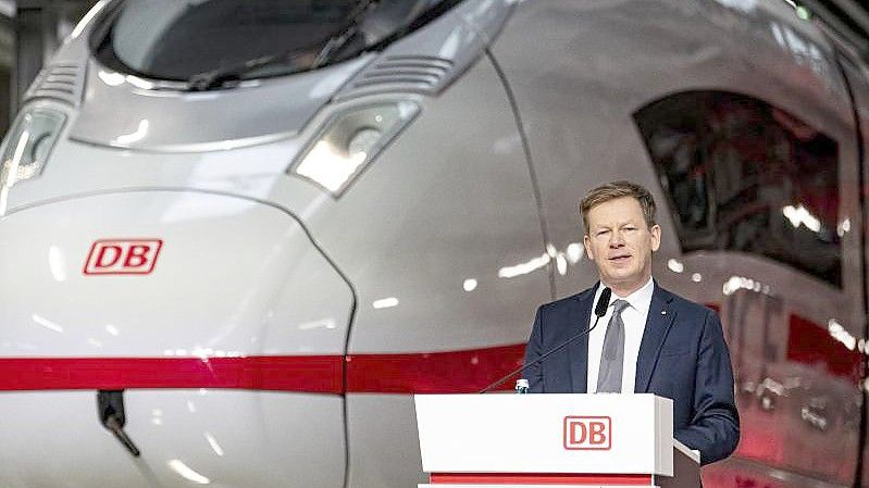 Richard Lutz, Vorstandsvorsitzender der Deutschen Bahn, bei der Präsentation des ICE 3neo in Berlin. Foto: Fabian Sommer/dpa