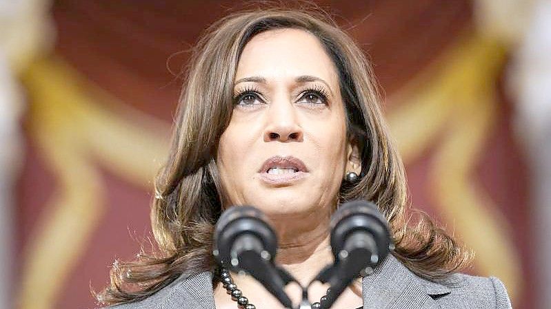 Kamala Harris spricht in der Statuary Hall des US-Kapitols anlässlich des Jahrestags der Erstürmung des US-Kapitols (Archivbild). Foto: Andrew Harnik/AP/dpa