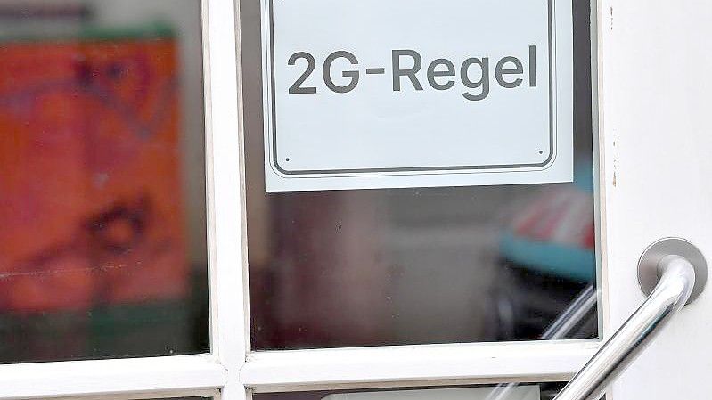 Auf einem Schild am Eingang eines Restaurants steht „2G-Regel“. Foto: Martin Schutt/dpa-Zentralbild/dpa
