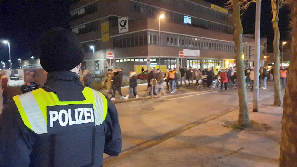 Die Polizei begleitet die Spaziergänger. Foto: Kierstein