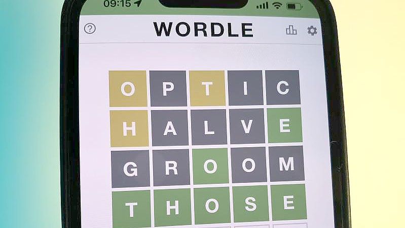 Das Rätselspiel Wordle auf einem Smartphone. Das Spiel ist von der New York Times Company übernommen worden. Foto: Christoph Dernbach/dpa