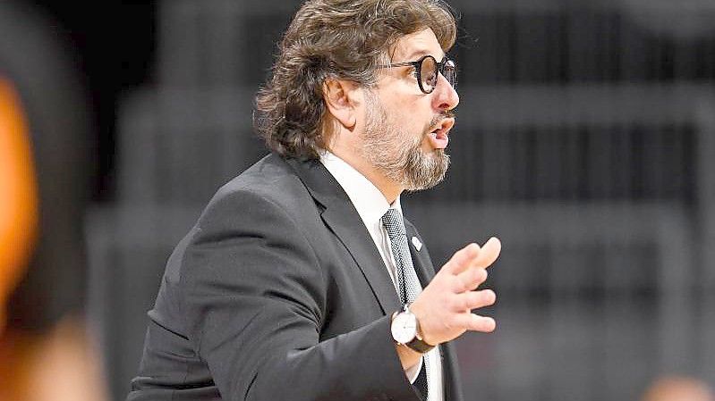 Coach Andrea Trinchieri und seine Bayern verpassten in Barcelona eine Überraschung. Foto: Tobias Hase/dpa