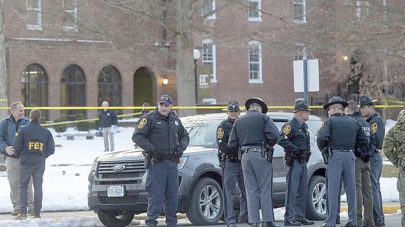 Die Polizei führt eine Untersuchung nach einer Schießerei am Bridgewater College in Bridgewater, Virginia durch. Foto: Daniel Lin/Daily News-Record via AP/dpa