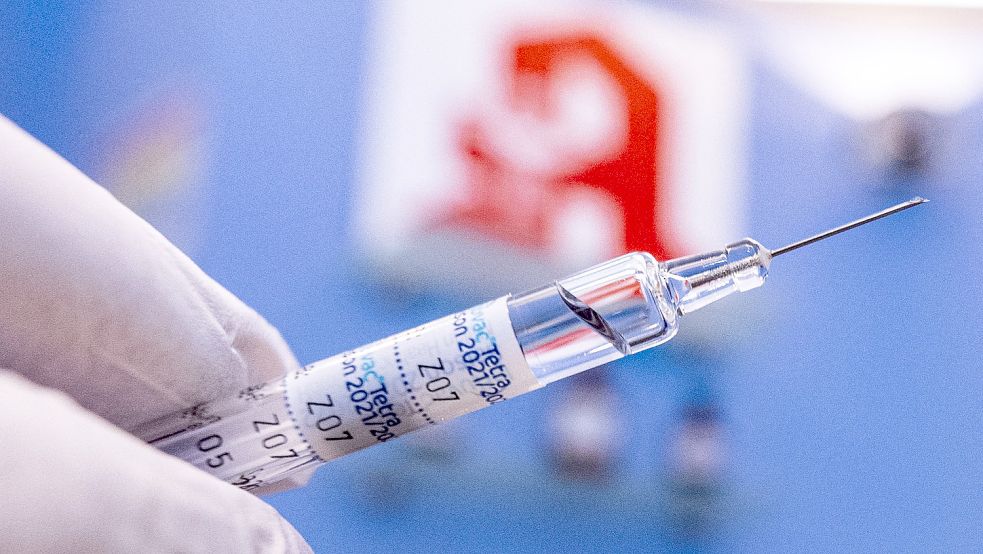 Die Nachfrage nach Impfungen geht immer weiter zurück. In Ostfriesland musste deswegen bereits Impfstoff weggeschmissen werden. Foto: David Inderlied/dpa