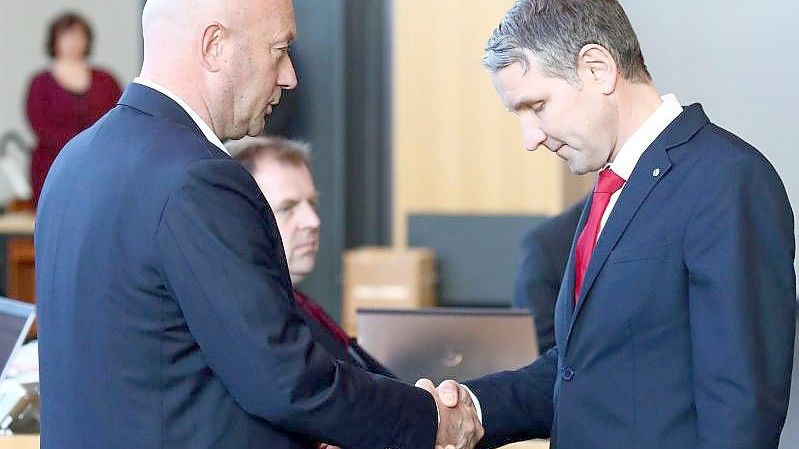 Björn Höcke (r), AfD Thüringen, gratuliert dem neuen Ministerpräsidenten Thomas Kemmerich (FDP). Foto: Bodo Schackow/dpa-Zentralbild/dpa