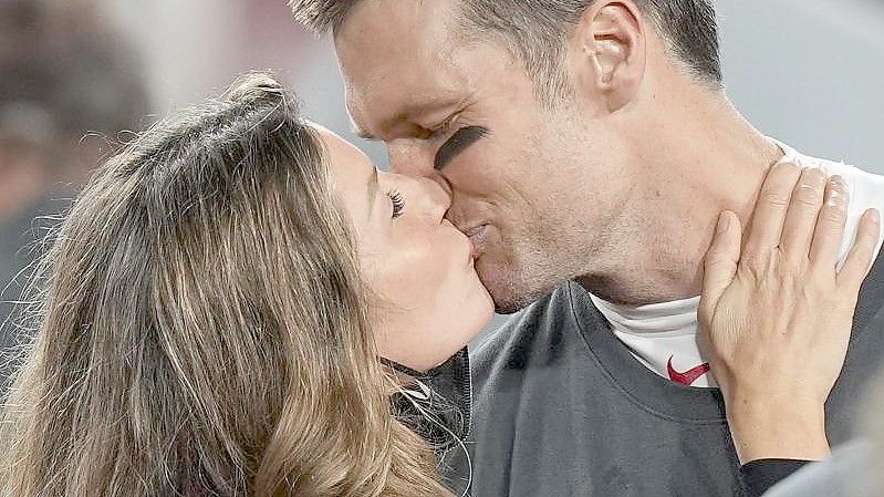 Tom Brady und Gisele Bündchen 2021 nach einem Sieg des Football-Spielers. Foto: David J. Phillip/AP/dpa