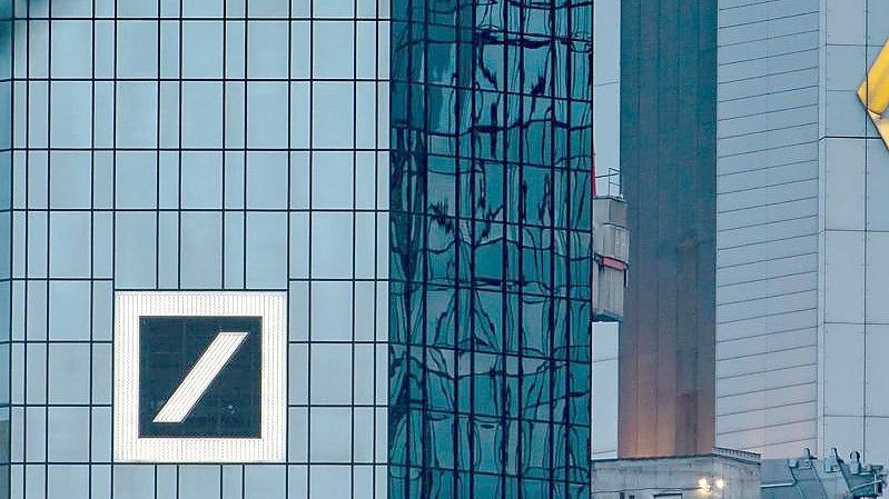 Die Aktien der Deutschen Bank (l) und der Commerzbank stehen derzeit gut da. Foto: Frank Rumpenhorst/dpa