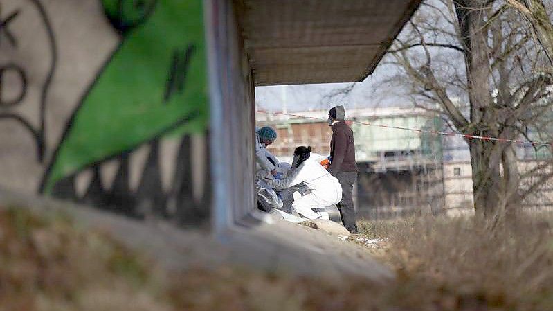 Polizeibeamte bergen das tote Kind am Rheinufer in Köln. Foto: Thomas Banneyer/dpa