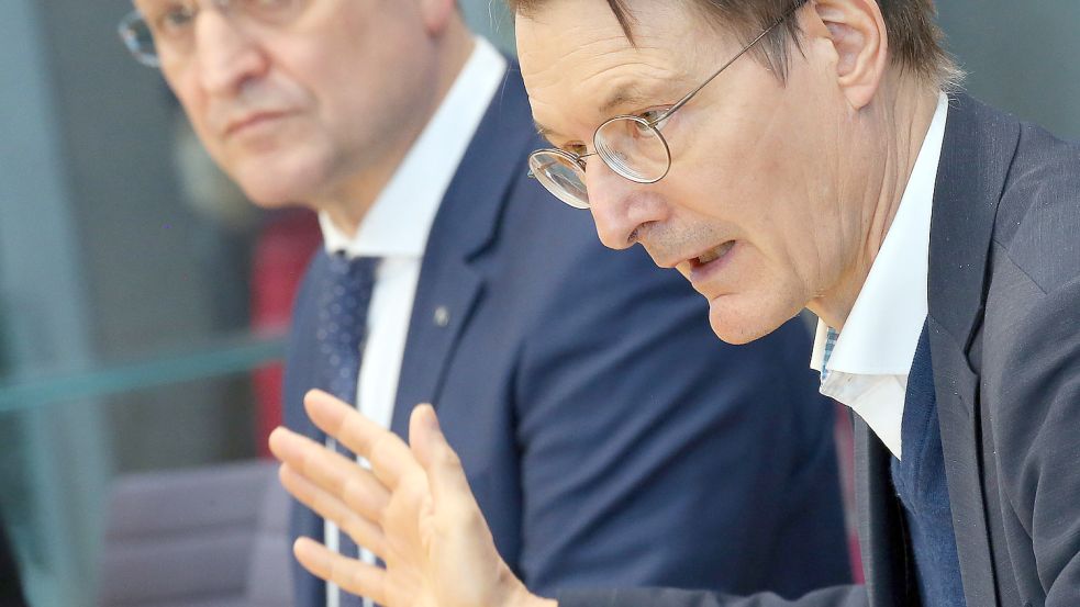 Die wichtigsten Corona-Krisenmanager: Gesundheitsminister Karl Lauterbach (rechts) und RKI-Chef Lothar Wieler. Foto: Wolfgang Kumm/dpa