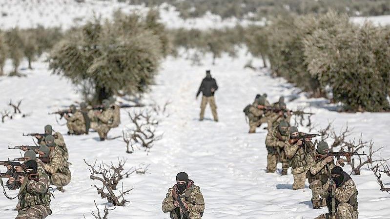 Soldaten der von der Türkei unterstützten Syrischen Nationalarmee nehmen bei extremem Winterwetter an einer Militärübung im Gouvernement Aleppo teil. Foto: Anas Alkharboutli/dpa