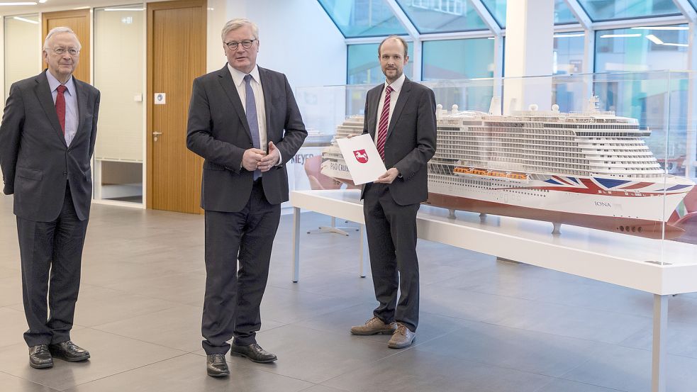 Wirtschaftsminister Bernd Althusmann (CDU, Mitte) übergibt den Förderbescheid an Bernard Meyer (links). Foto: Meyer-Werft.