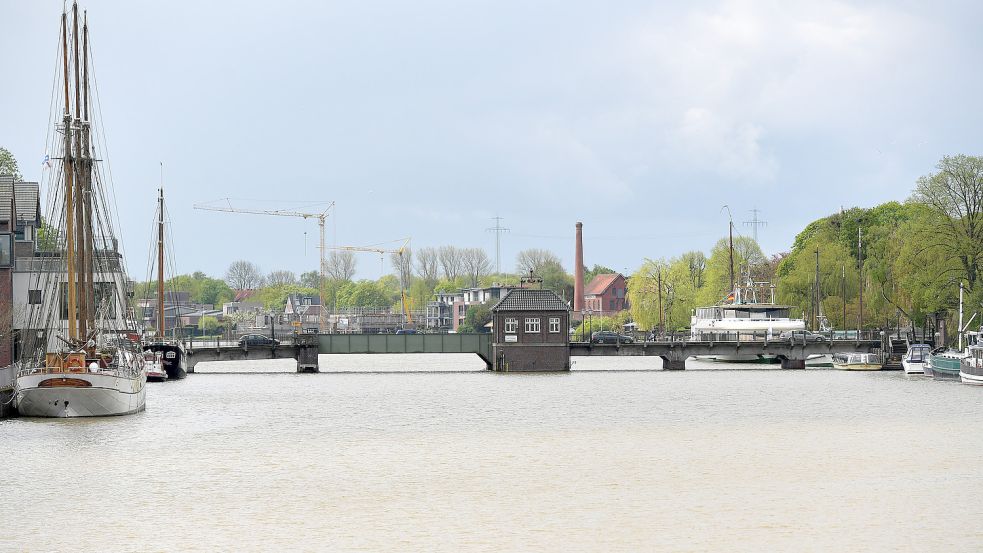 An der Rathausbrücke in Leer wird Mitte Februar gearbeitet. Foto: Wolters/Archiv